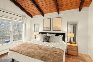 4 bedrooms, desk, travel crib, free WiFi