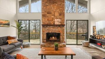 Een smart-tv, een open haard en boeken