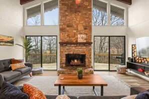 Smart TV, chimenea y libros 