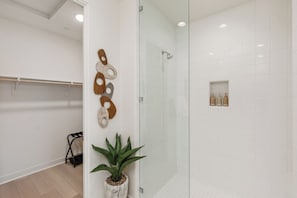 Douche, sèche-cheveux, serviettes fournies, savon