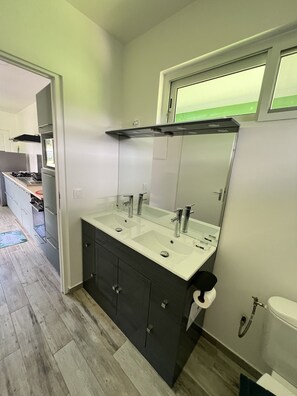 Shower, towels, toilet paper - Âpara Feti'a - Mirimiri Lodge (Raiatea)