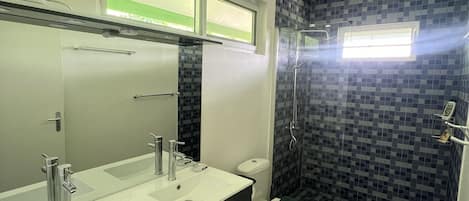 Douche, serviettes fournies, papier de toilette