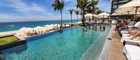 Una piscina al aire libre, una piscina climatizada