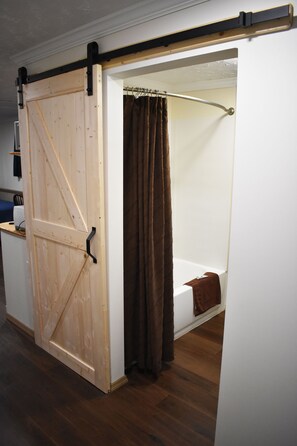 Hårføner, håndklær, såpe og toalettpapir