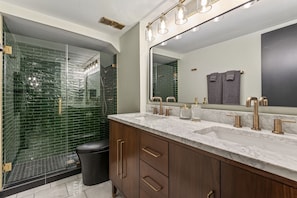 Douche, séchoir à cheveux, serviettes fournies, savon