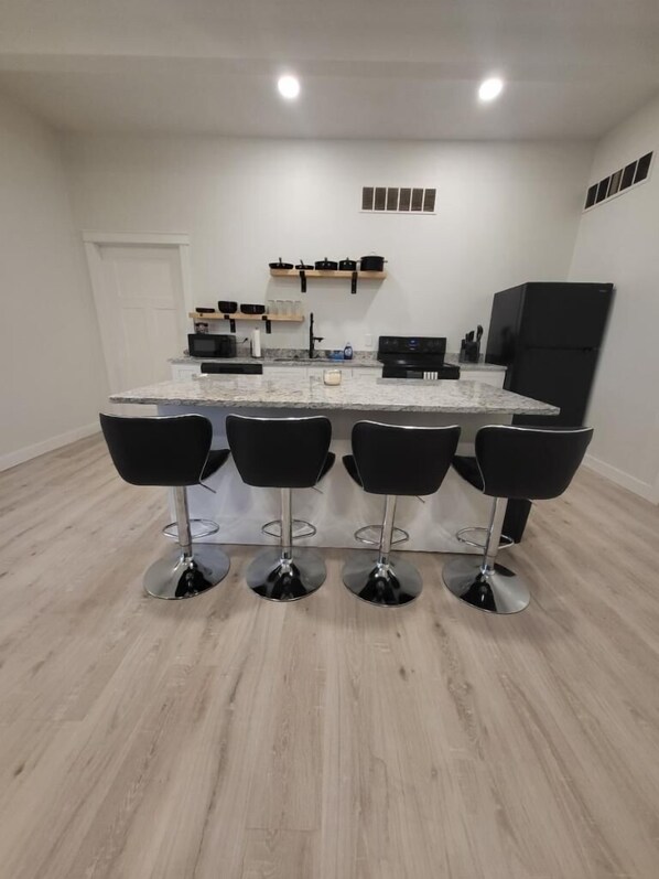 Geladeira, micro-ondas, fogão, cooktop