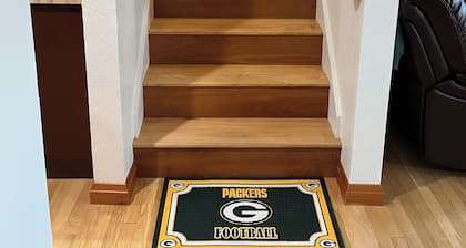 Walk to Lambeau! - Bart Starr 3 Bedroom house near Marquette Park, Sleeps 10