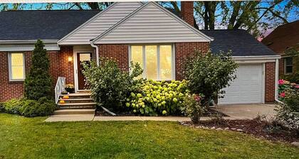Walk to Lambeau! - Bart Starr 3 Bedroom house near Marquette Park, Sleeps 10