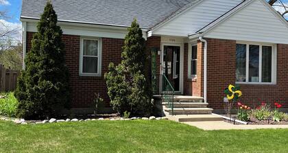 Walk to Lambeau! - Bart Starr 3 Bedroom house near Marquette Park, Sleeps 10