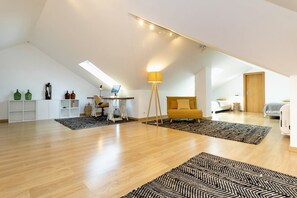 5 bedrooms, iron/ironing board