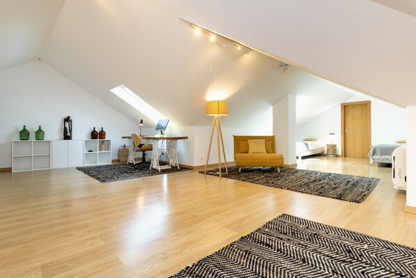 5 bedrooms, iron/ironing board