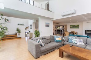 Télévision, cheminée