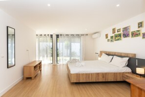 4 bedrooms, iron/ironing board, wheelchair access