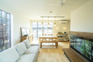 Cubrecamas, decoración personalizada y muebles diferentes 