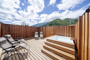 Kamar Quadruple Keluarga, Beberapa Tempat Tidur, pemandangan gunung | Kamar mandi | Perlengkapan mandi desainer, pengering rambut, sandal, dan kloset