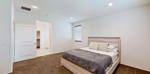 4 bedrooms, iron/ironing board, WiFi, bed sheets - The Lancaster Gem!

 (Lancaster)