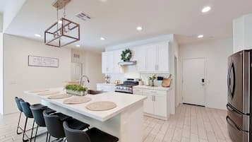 Microondas, horno, parrilla de estufa y lavavajillas