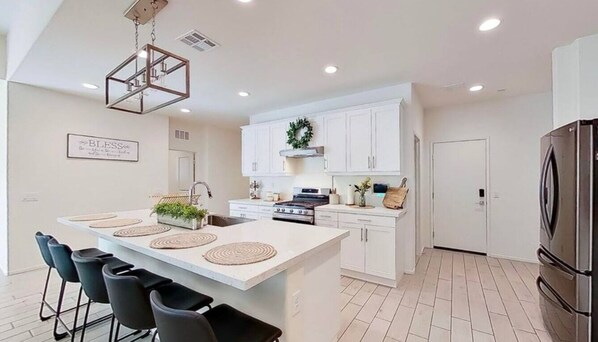 ميكروويف، فرن، موقد طهي مسطح، غسالة أطباق