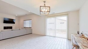 Smart TV, fireplace - The Lancaster Gem!

 (Lancaster)