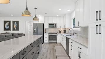 Een koelkast, een microgolfoven, een oven, een kookplaat