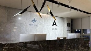 Un comptoir d’accueil moderne, doté d’un dessus en marbre et arborant le logo « LAVIDE ATLANT ».