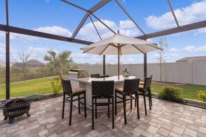 Outdoor dining - Huge & luxurious, 3br, lg screened lanai, fenced yard, pet friendly (The Villages)