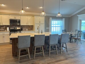 Fridge, microwave, oven, stovetop - Huge & luxurious, 3br, lg screened lanai, fenced yard, pet friendly (The Villages)