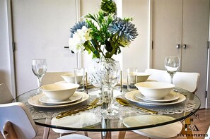 Dining - Modern 2 Bed 2 Bath Bracknell with Free Parking (Bracknell)