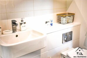 Shower, hair dryer, towels - Modern 2 Bed 2 Bath Bracknell with Free Parking (Bracknell)