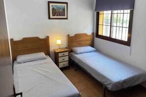 3 chambres, fer et planche à repasser, Wi-Fi, draps fournis