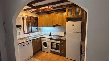 Een koelkast, een magnetron, een oven, een kookplaat