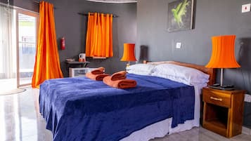 Tabla de planchar con plancha, wifi y ropa de cama