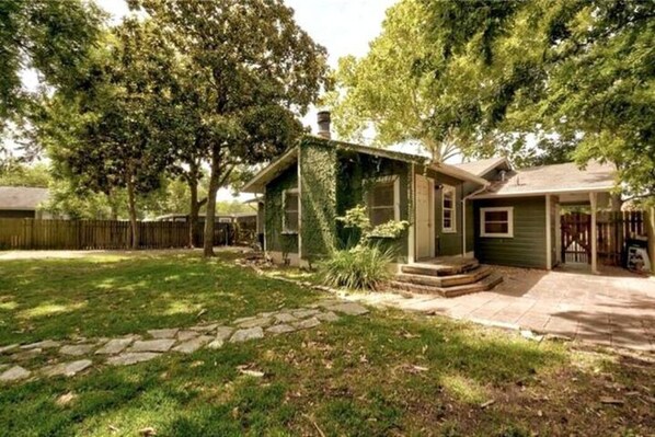 Exterior - A Rare find- Bright & Charming Central Austin Home- 3bedroom in the heart of ATX (Austin)