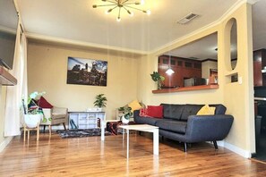 Smart TV - A Rare find- Bright & Charming Central Austin Home- 3bedroom in the heart of ATX (Austin)