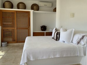 4 quartos, escrivaninha, ferros/tábuas de passar roupa