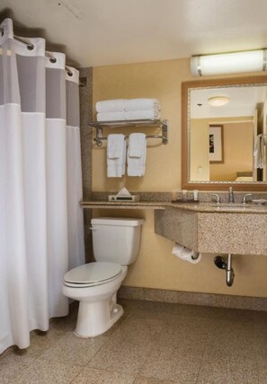 Eco-friendly toiletries, hair dryer, towels, soap -
Condo in beautiful Waikiki Marina - Ocean / Sunset / Marina Views (Honolulu)