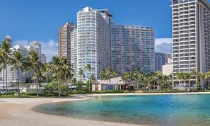 Sun loungers, beach towels -
Condo in beautiful Waikiki Marina - Ocean / Sunset / Marina Views (Honolulu)