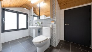1 bedroom, free WiFi - Gyeongju Hwangnaminn Pension (Gyeongju)