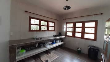 Stovetop, coffee/tea maker, blender, cookware/dishes/utensils