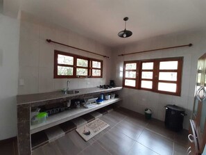 Kokeplater, kaffetrakter/tekoker, hurtigmikser og kjøkkenutstyr