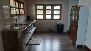 Stovetop, coffee/tea maker, blender, cookware/dishes/utensils