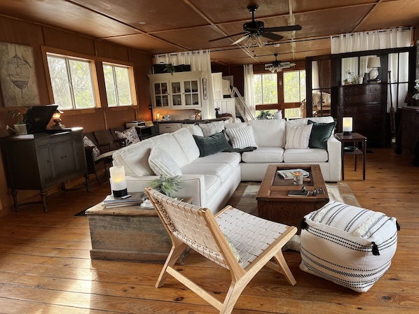 Living area - Unique TreeLoft with 360° views of treetops. Near Natchez Trace and Reservoir. (Canton)