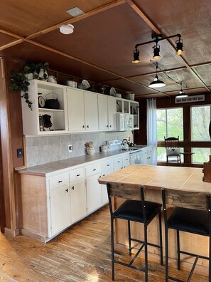 Microwave, oven, stovetop, dishwasher - Unique TreeLoft with 360° views of treetops. Near Natchez Trace and Reservoir. (Canton)