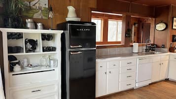 Microondas, horno, parrilla de estufa y lavavajillas