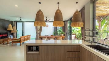 Villa Deluxe | Cuisine privée | Réfrigérateur, micro-ondes, four, bouilloire électrique