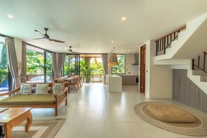 Deluxe Villa | Living area