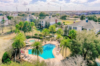 Golf course-front condo with golf views, balcony, pool, fast WiFi, washer/dryer