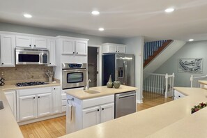 Fridge, microwave, oven, stovetop - Bethany Beach luxury coastal retreat - blocks from downtown, beach & EV charger (Bethany Beach)