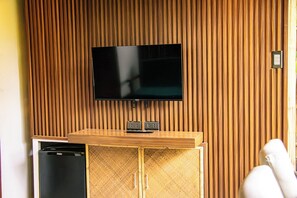 Premier kamer | Woonruimte | Een 32-inch smart-tv met digitale zenders
