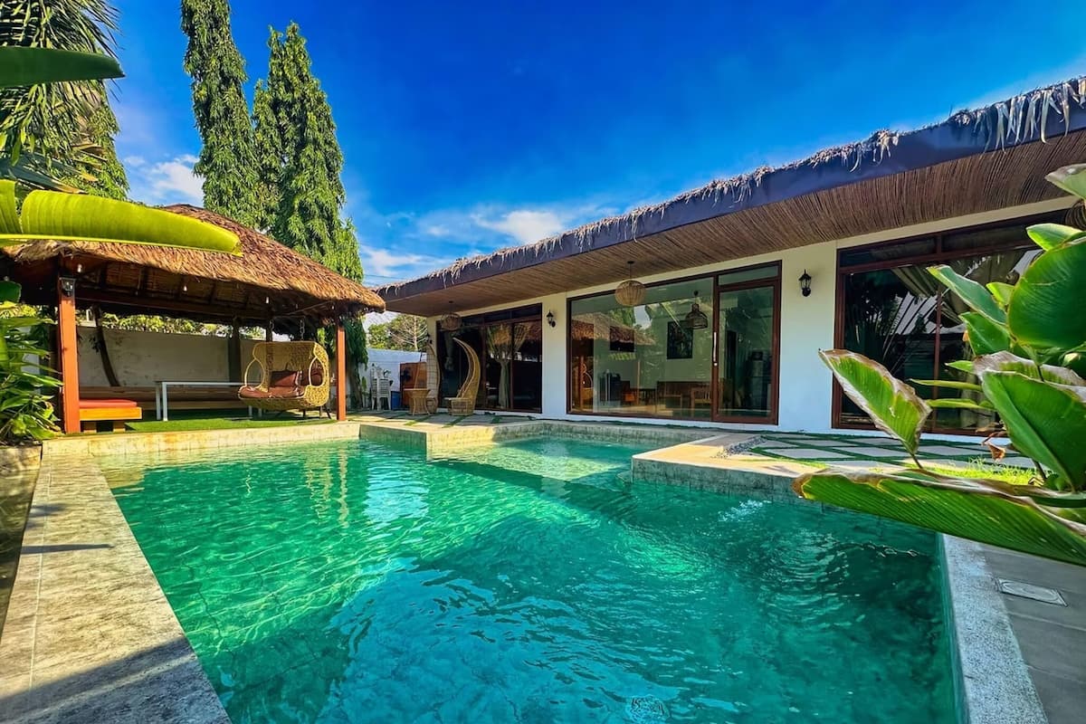 Grand Villa 3 | Egyptian cotton sheets, premium bedding, memory foam beds, WiFi (free)